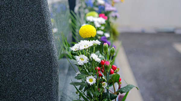 予算や規模に応じた葬儀社を紹介します。ご遺体の引取り・搬送・安置に加え、葬儀の後、火葬場への移送までお引き受けします。また、納骨先は、永代供養墓・樹木葬・自然葬・海洋散骨などからお選びいただけます。